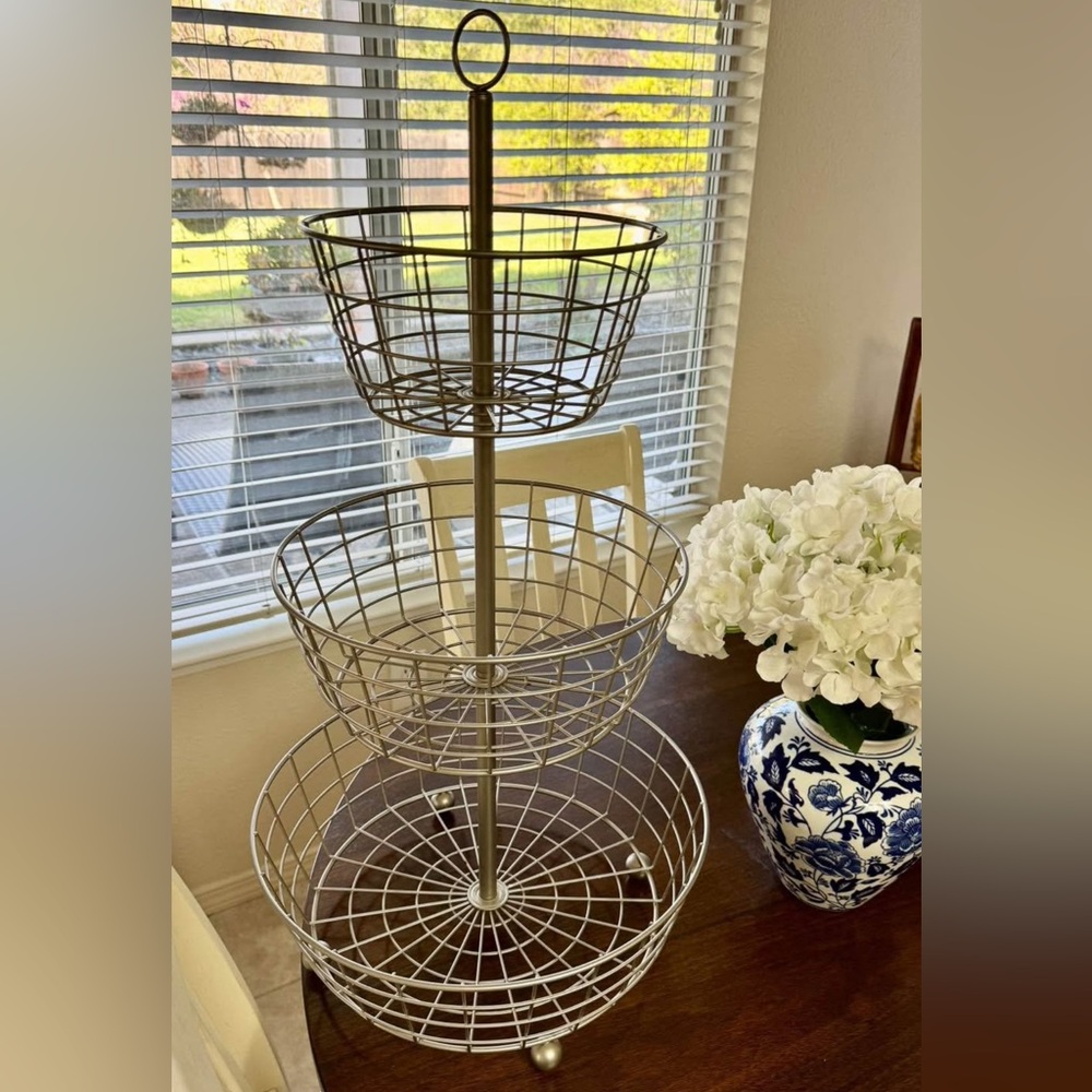 Elegant Silver Wire Basket Stand